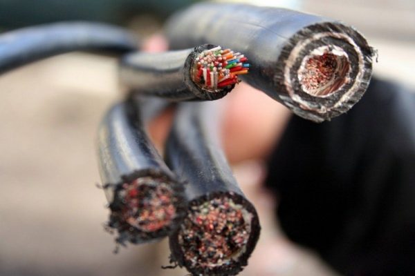 Двое мужчин, похитивших кабель связи в Екатеринбурге, получили срок