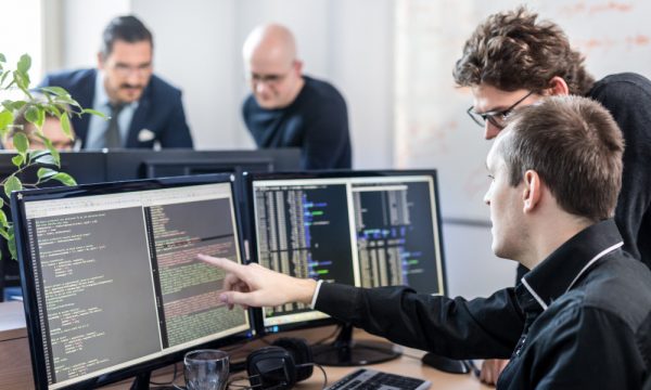 Российская ИТ-отрасль ускорилась: вклад в ВВП увеличился, зарплаты выросли до 217,7 тысяч рублей